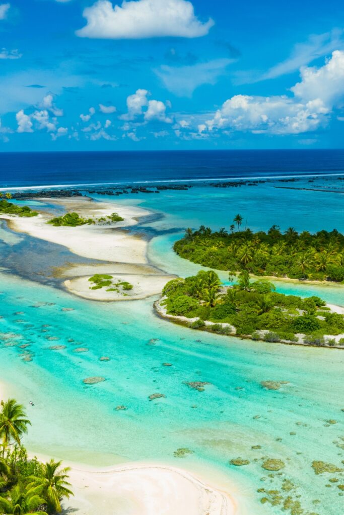Disfruta del atractivo de Bora Bora con viajes de isla en isla y excursiones de lujo. Sumérgete en vibrantes arrecifes de coral y disfruta de la serenidad de playas apartadas.
